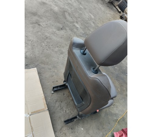 Сиденье переднее левое