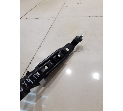 Регулятор высоты ремня безопасности (передний, правый)