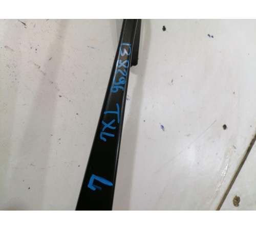 Поводок стеклоочистителя левый