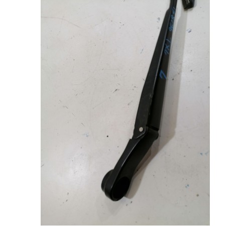 Поводок стеклоочистителя левый