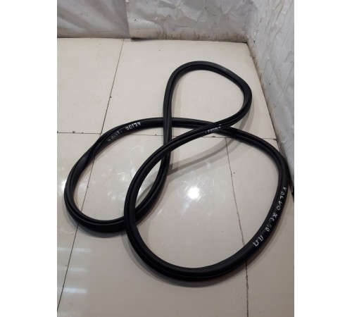 Уплотнитель двери (передний, правый)