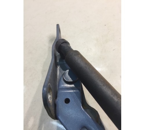 Петля крышка багажника (левая)