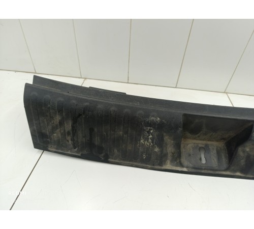 Обшивка задней панели замка багажника