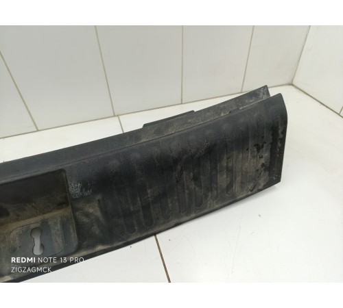 Обшивка задней панели замка багажника