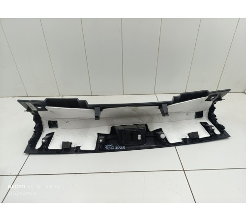 Обшивка задней панели замка багажника