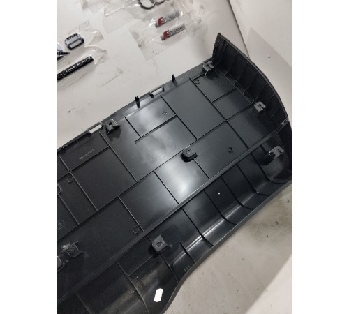 Обшивка крышки багажника