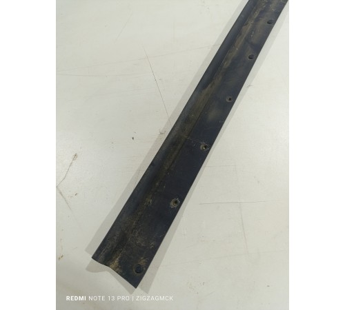 Уплотнитель двери задний левый нижний