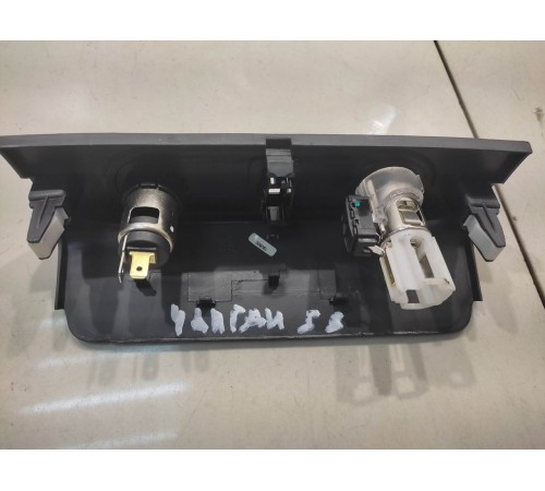 накладка торпеды (прикуриватель, розетка 12v)