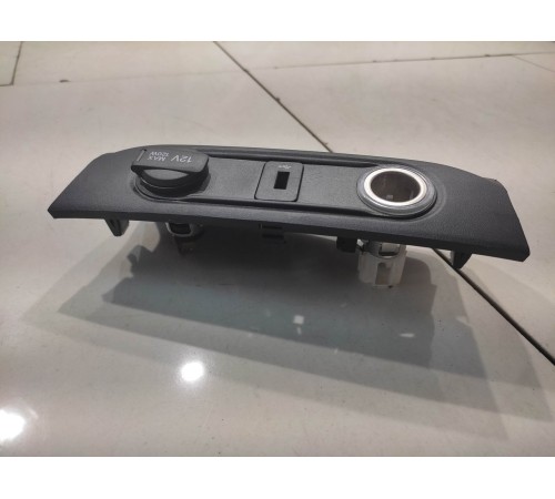 накладка торпеды (прикуриватель, розетка 12v)