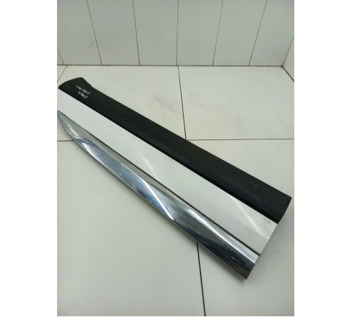 Накладка двери передняя правая внешняя