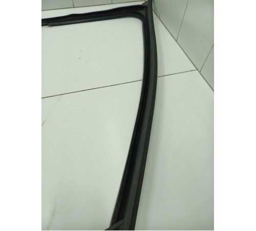 Уплотнитель стекла передний правый