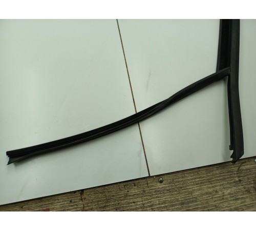 Уплотнитель стекла передний правый