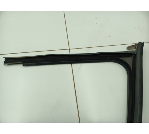 Уплотнитель стекла передний правый