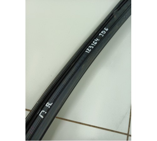 Уплотнитель стекла передний правый