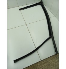 Уплотнитель стекла передний правый