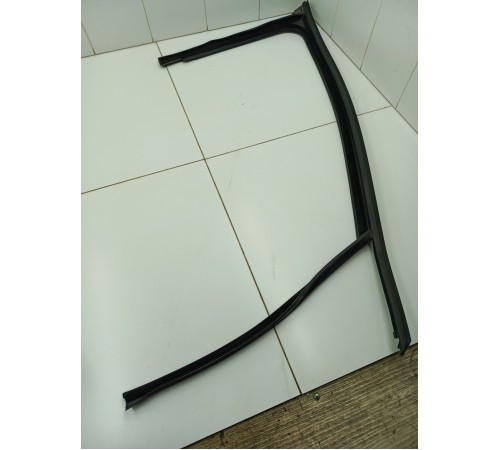 Уплотнитель стекла передний правый