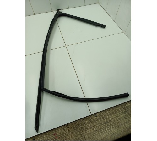 Уплотнитель стекла передний правый