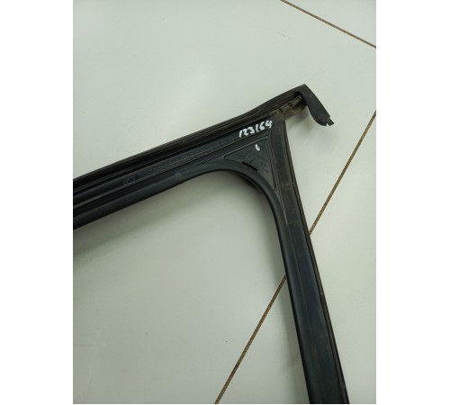 Уплотнитель стекла передний правый