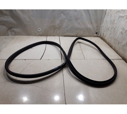 Уплотнитель двери(передний правый)