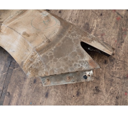 Крыло переднее правое