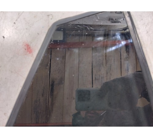 Глухое стекло (форточка) (заднее, правое)