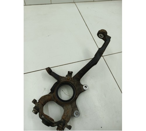 Кулак поворотный передний правый