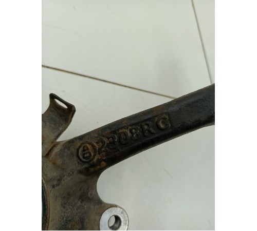 Кулак поворотный передний правый