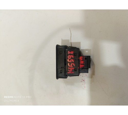 Кнопка регулировки третьего ряда сидений