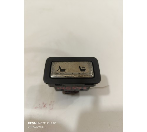 Кнопка регулировки третьего ряда сидений