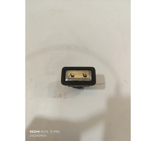 Кнопка регулировки третьего ряда сидений