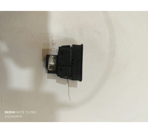 Кнопка регулировки третьего ряда сидений