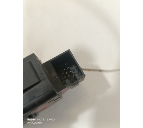 Кнопка регулировки третьего ряда сидений