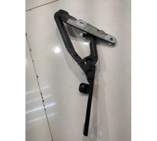 Петля крышки багажника (левая)