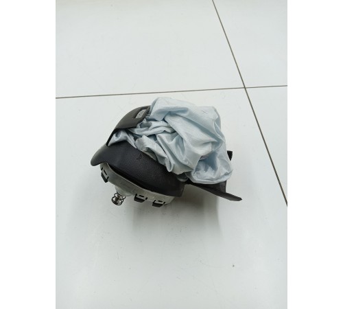 Подушка безопасности водителя в руль