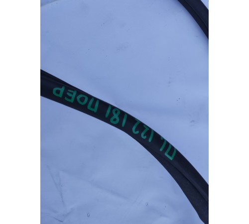 Уплотнитель двери передний левый