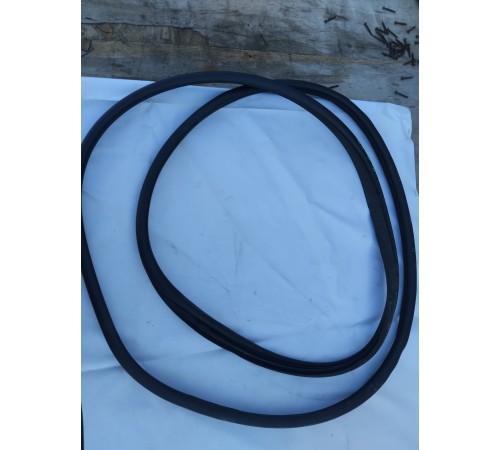 Уплотнитель двери передний левый