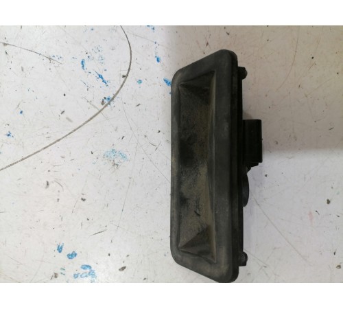 Кнопка открывания крышки багажника