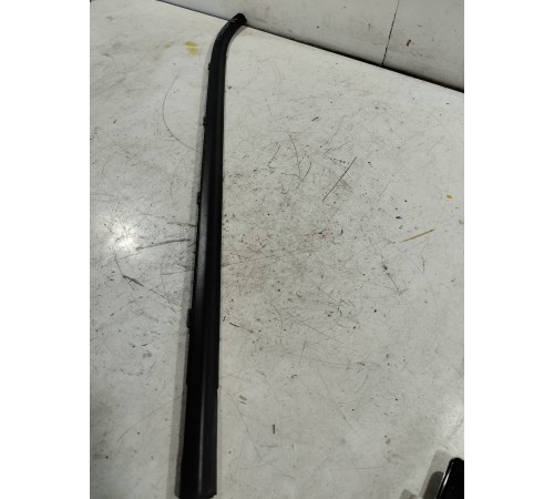 Уплотнитель стекла задний правый наружный 