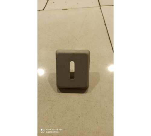 Заглушка крепления верхнего ремня к спальному отсеку правая