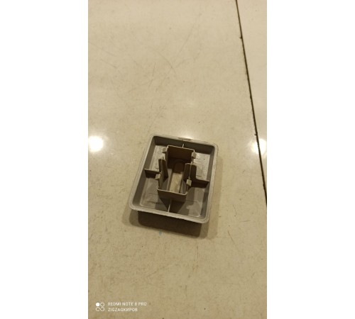 Заглушка крепления верхнего ремня к спальному отсеку правая