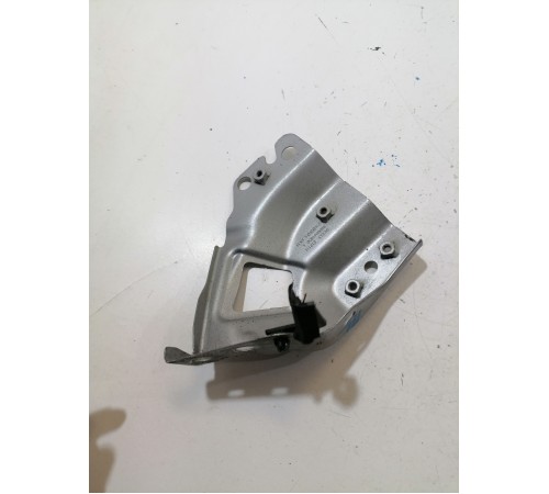 Кронштейн крыла передний левый