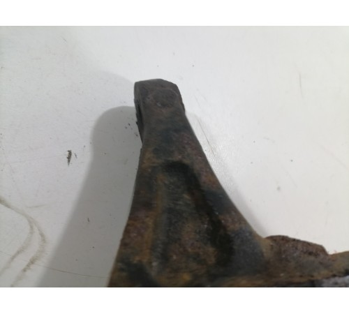 Кулак поворотный передний левый