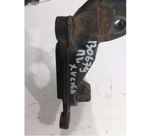 Кулак поворотный передний левый