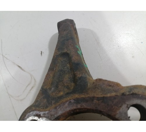 Кулак поворотный передний левый