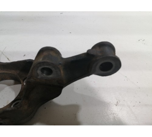 Кулак поворотный передний левый