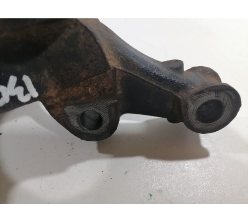 Кулак поворотный передний левый