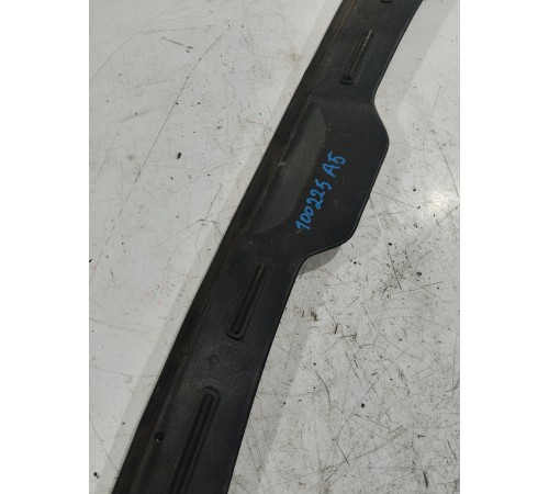 Уплотнитель капота центральный