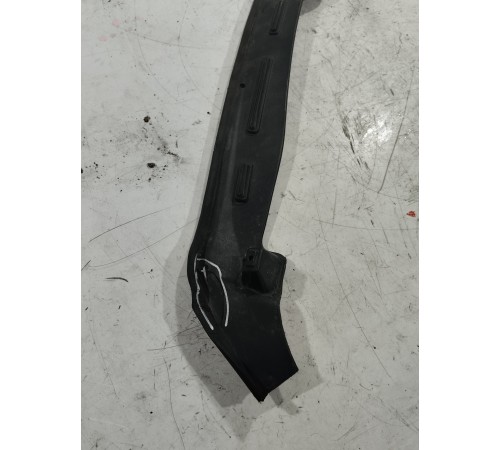 Уплотнитель капота центральный