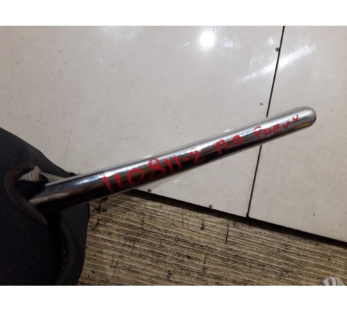 Подголовник сиденья (передний правый)