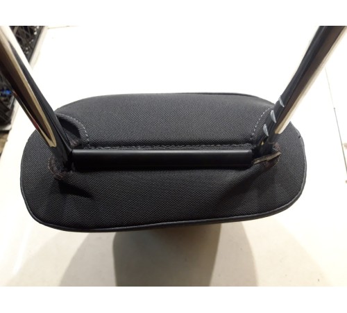 Подголовник сиденья (передний правый)